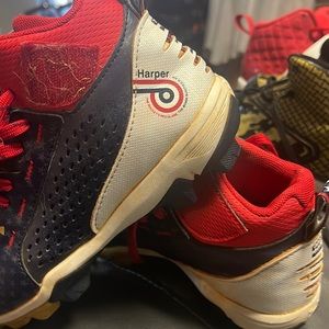 Kids size 2 Bruce Harper stars and strips baseball cleats